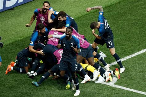 Équipe de France célébrant un but