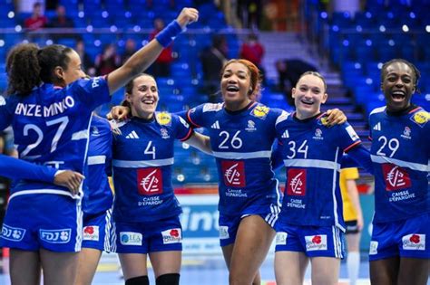 Équipe de handball féminin célébrant une victoire