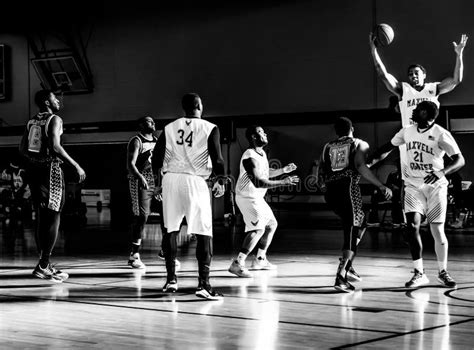 Action de basketball en noir et blanc