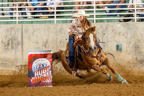 Cavalière pratiquant le barrel racing