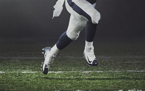 Chaussures de football américain et ballon sur la ligne de terrain