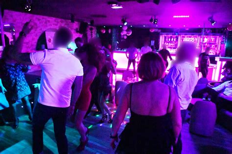 Couple dans un club échangiste