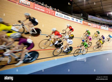 Cyclistes sur un vélodrome