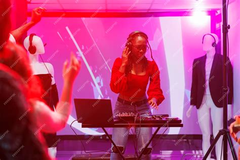 DJ mixant de la musique dans un club