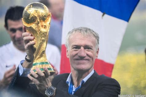 Didier Deschamps soulevant le trophée de la Coupe du Monde 2018