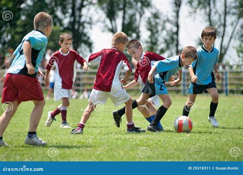 Enfants jouant au football