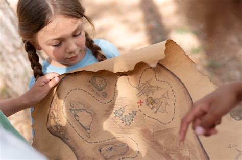 Enfants participant à une chasse au trésor