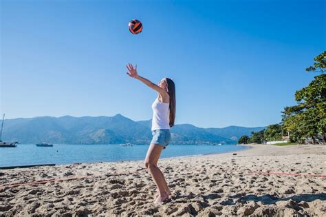 Femme jouant au beach volley