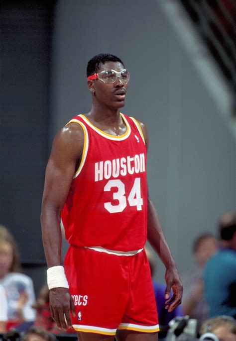 Hakeem Olajuwon des Houston Rockets célébrant un titre NBA