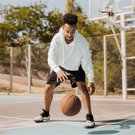 Jeune homme jouant au basket