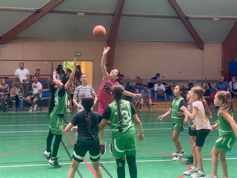 Jeunes basketteuses en action