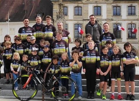 Jeunes cyclistes participant à une compétition