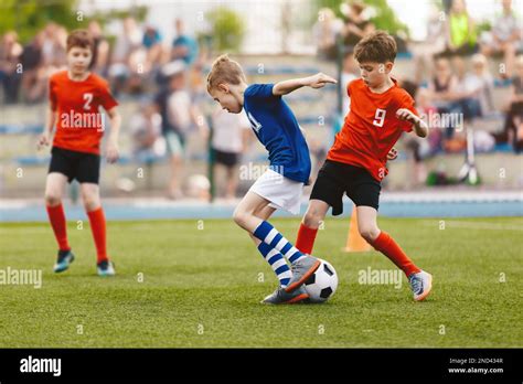Jeunes garçons jouant au football
