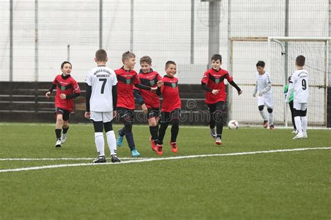 Jeunes joueurs célébrant un but
