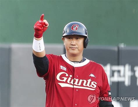Joueur de baseball professionnel Lee Dae-ho en 2012