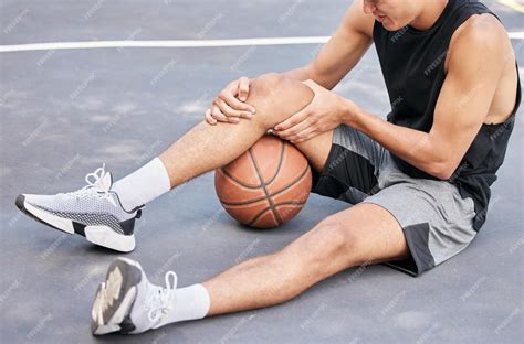 Joueur de basket se tenant le genou