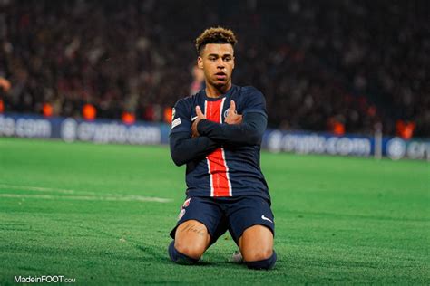 Joueur de football priant