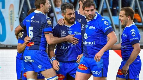 Joueurs de Castres célébrant la victoire