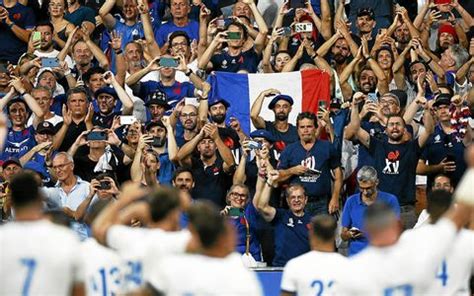 Joueurs de l'EVG XV célébrant une victoire importante