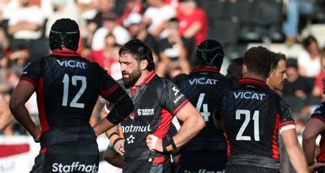 Joueurs du LOU Rugby célébrant une victoire