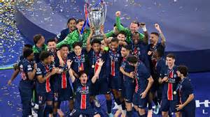 Joueurs français célébrant une victoire en Ligue des Champions