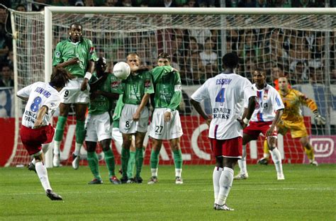 Juninho frappant un coup franc contre le Bayern Munich