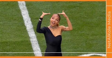 Justina Miles interprétant en langue des signes au Super Bowl
