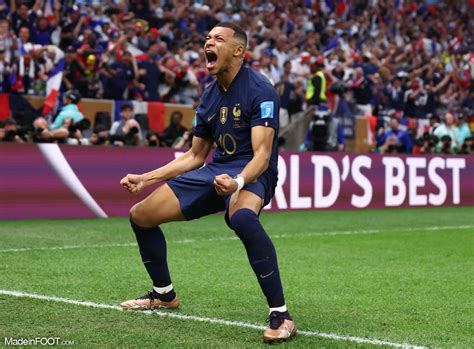 Kylian Mbappé célébrant un but avec le PSG