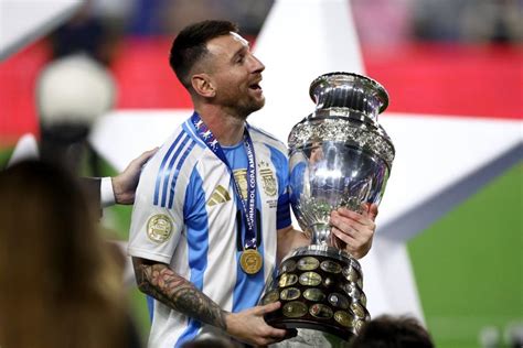 Lionel Messi avec le trophée Landon-Donovan