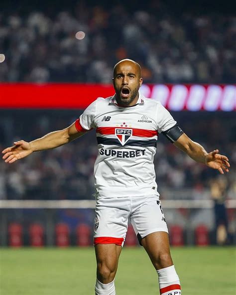 Lucas Moura célébrant un but