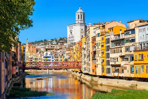 Maisons colorées le long de la rivière Onyar à Gérone