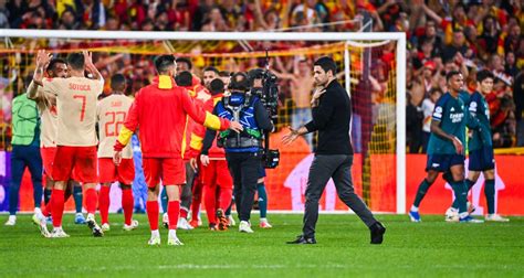 Mikel Arteta félicitant ses joueurs
