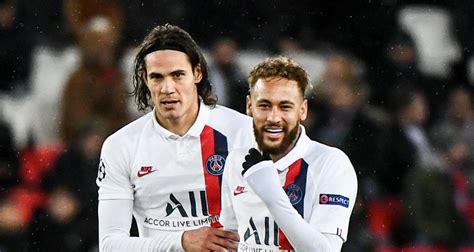 Neymar célébrant un but avec Cavani