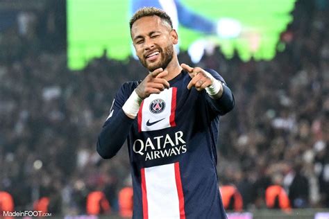 Neymar jouant pour le Paris Saint-Germain F.C.