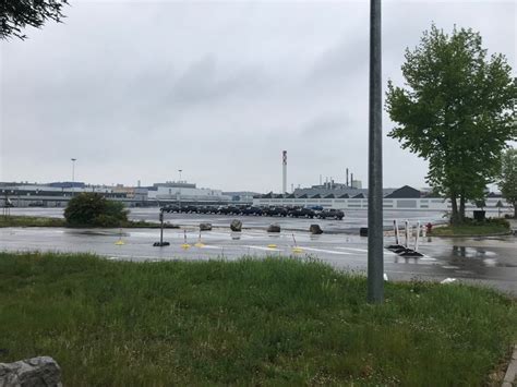 Parkings déserts de l'usine Peugeot