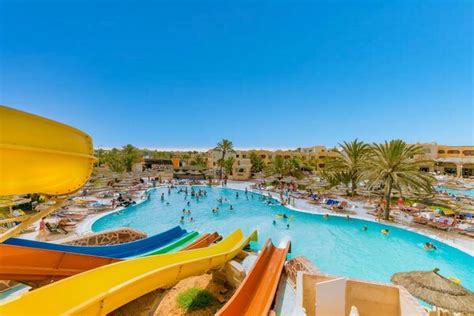 Piscine et toboggans du Baya Beach Aqua Park Hotel