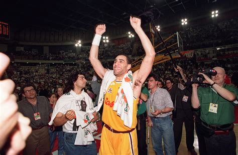 Richard Dacoury célébrant la victoire de Limoges en 1993