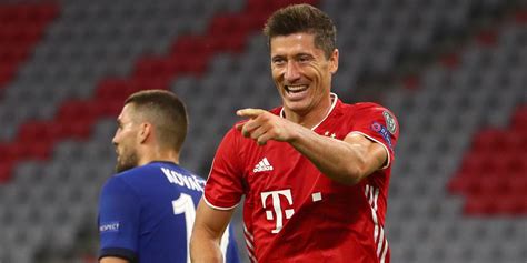 Robert Lewandowski célèbre un but contre l'Étoile Rouge