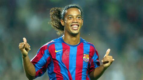 Ronaldinho avec les maillots du PSG et du FC Barcelone