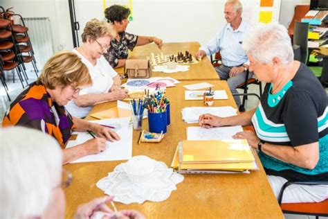Seniors participant à des activités de groupe