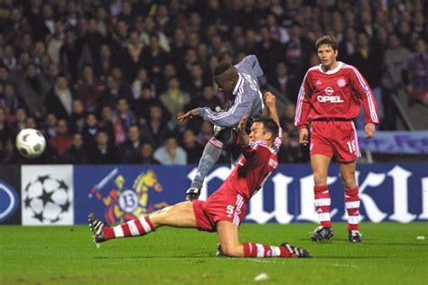 Sidney Govou célébrant un but contre le Bayern Munich en 2001