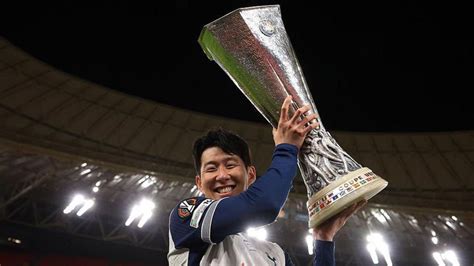 Son Heung-min soulevant le trophée de la Ligue Europa