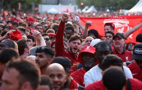 Supporters de Liverpool à la fan zone Cours de Vincennes