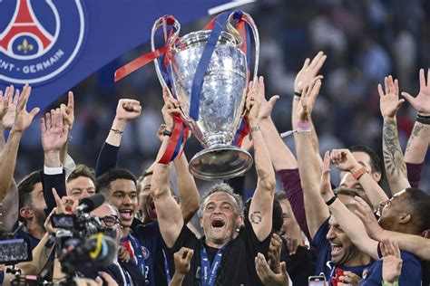 Supporters du PSG célébrant la victoire