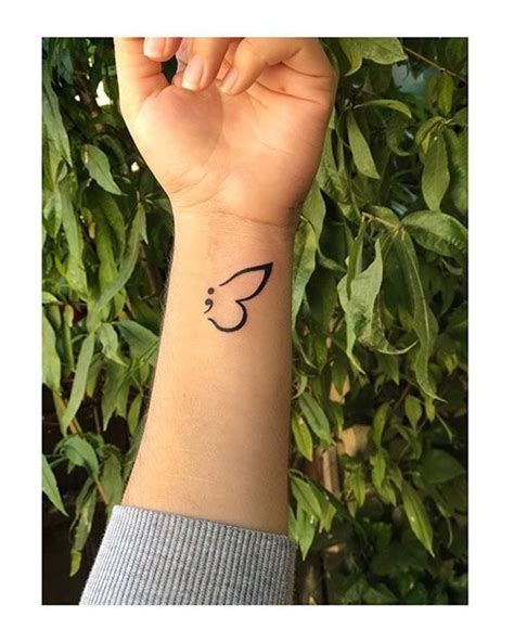 Tatouage point-virgule avec papillon
