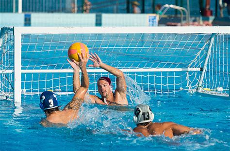 Une équipe de water-polo en action