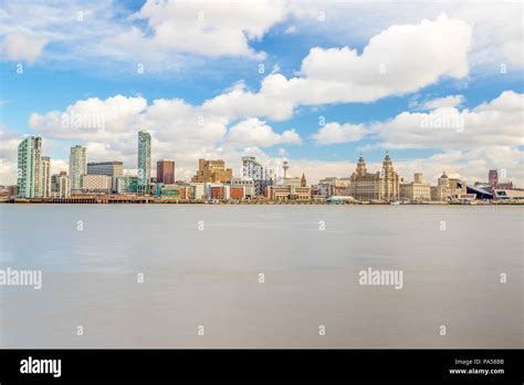 Vue de Liverpool depuis la rivière Mersey