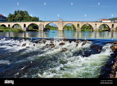 Vue du pont et de la rivière à Ponte da Barca